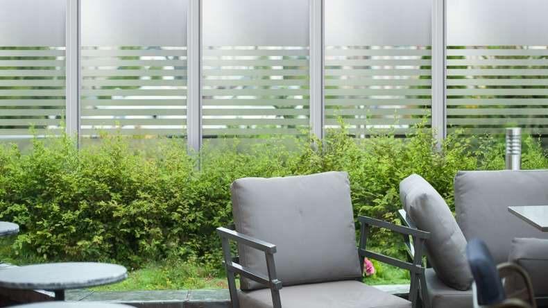 planeo Gardence Flair - Glas-Sichtschutz Hochkant Streifen
