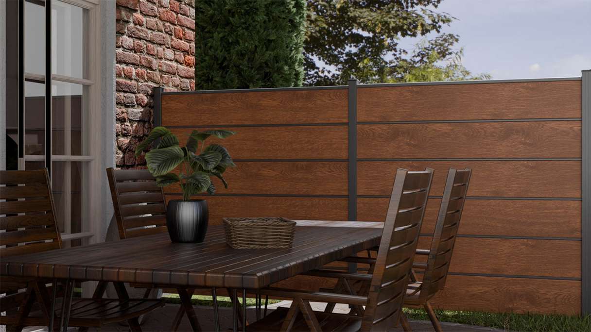 planeo Gardence Simply Premium - PVC-Steckzaun Golden Oak mit Lisenen in Anthrazit 180 x 180 cm