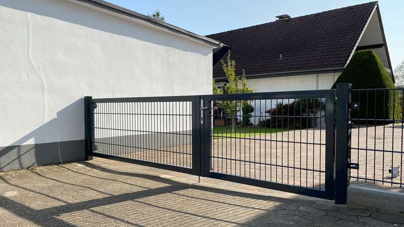 planeo Universaltor schwer 2-flg. Asymetrisch Anthrazit H 1400 x B 3450 inkl. Torpfosten
