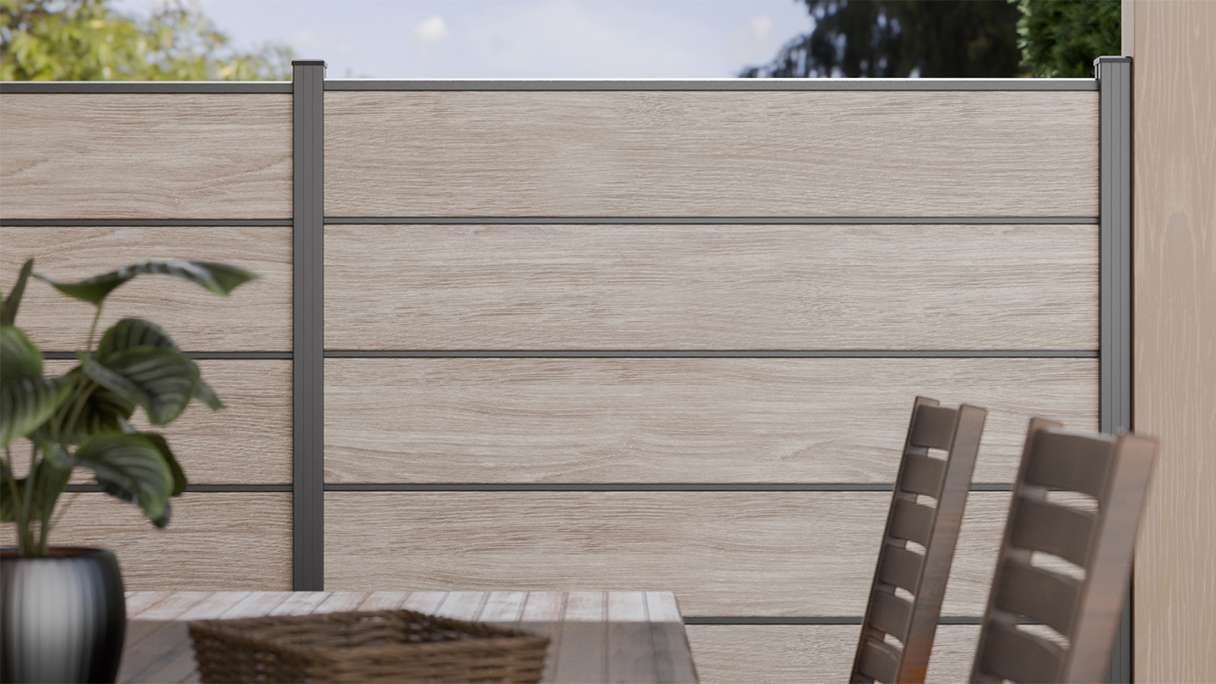 planeo Gardence Simply Premium - PVC-Steckzaun Sheffield Oak light mit Lisenen in Anthrazit 180 x 180 cm