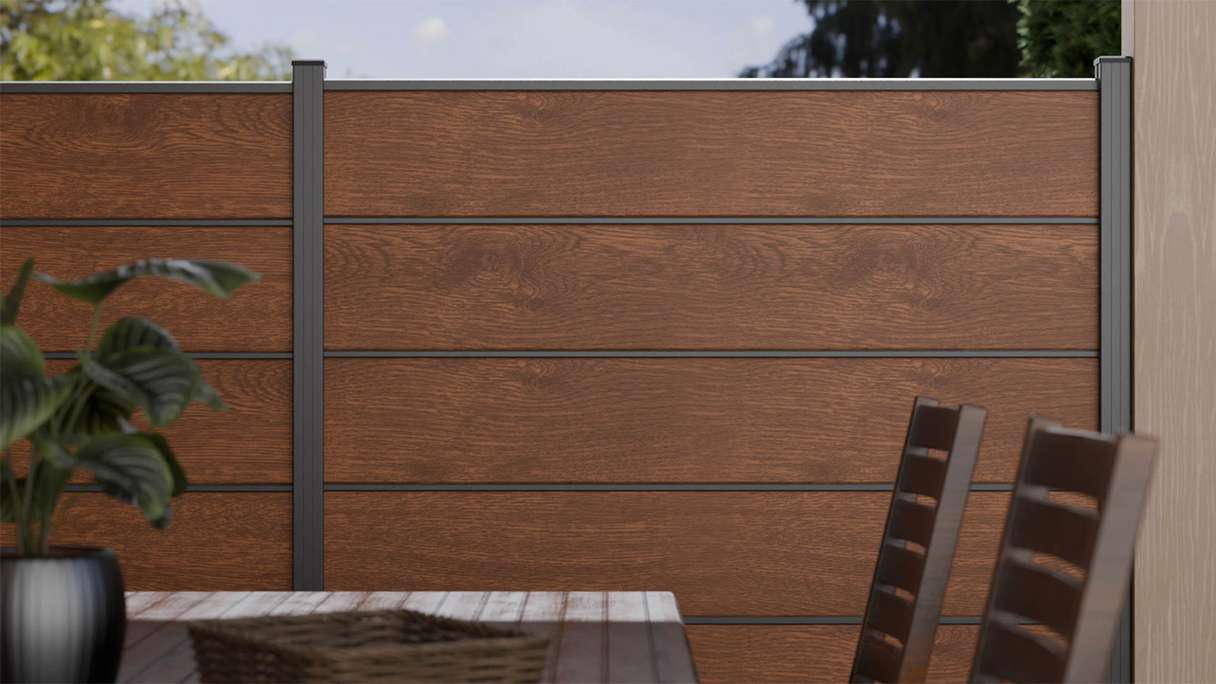 planeo Gardence Simply Premium - PVC-Steckzaun Golden Oak mit Lisenen in Anthrazit 180 x 180 cm