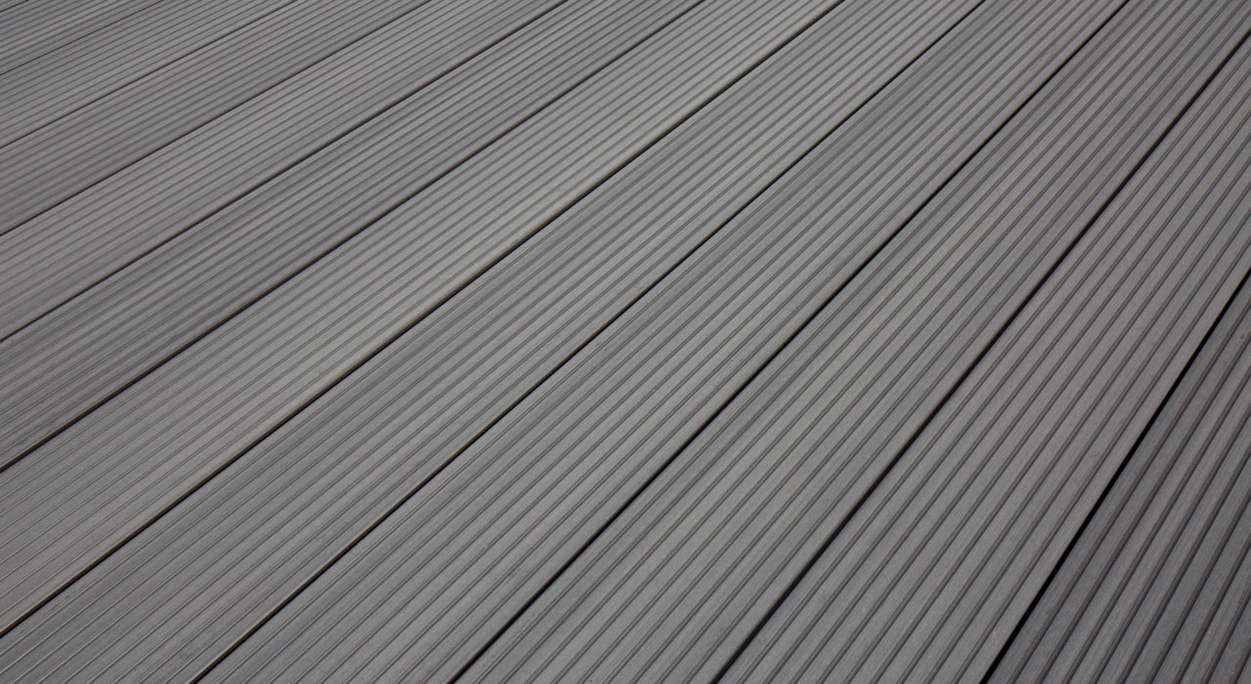 Komplett-Set TitanWood 5m Hohlkammerdiele Rillenstruktur Hellgrau 80.5m² inkl. Alu-UK