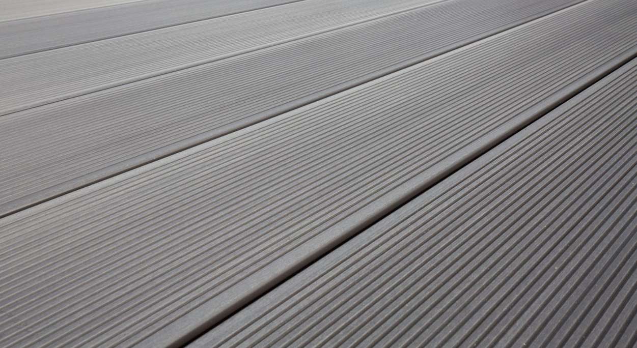 Komplett-Set TitanWood 5m Hohlkammerdiele Rillenstruktur Hellgrau 80.5m² inkl. Alu-UK