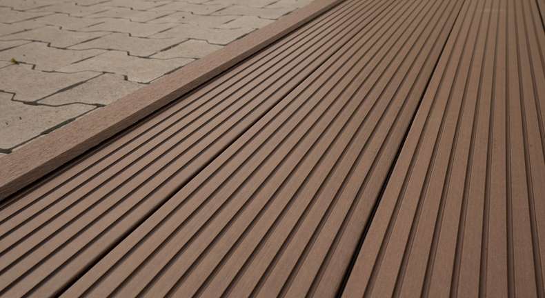 planeo WPC-Winkelleiste dunkelbraun für Terrassendielen - 2.2m