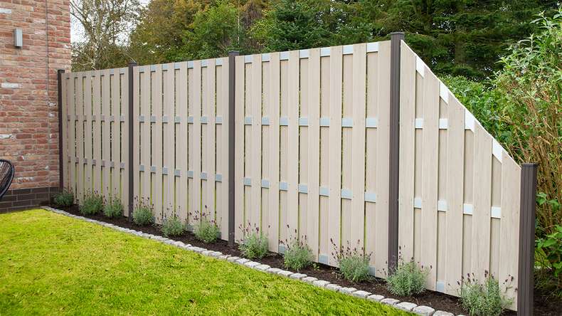 planeo Gardence Premade - BPC-Gartenzaun Quadratisch Bi-Color Sand 180 x 180cm