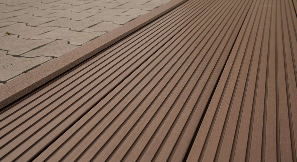planeo WPC-Winkelleiste dunkelbraun für Terrassendielen - 2.2m