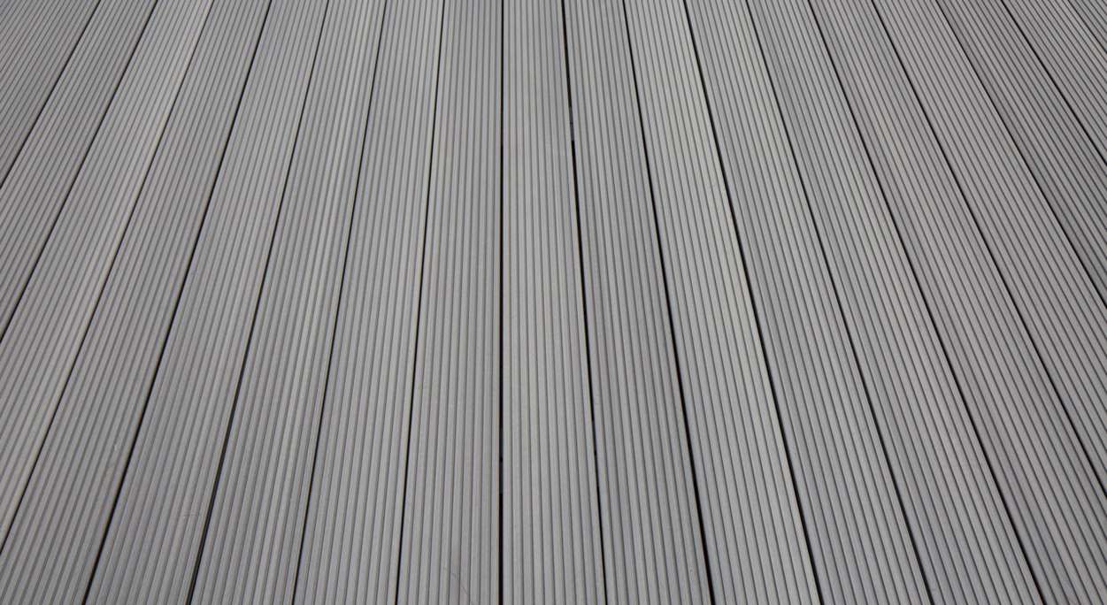 Komplett-Set TitanWood 3m Hohlkammerdiele Rillenstruktur Hellgrau 9.3m² inkl. Alu-UK