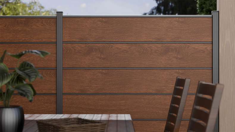planeo Gardence Simply Premium - PVC-Steckzaun Golden Oak mit Lisenen in Anthrazit 180 x 180 cm