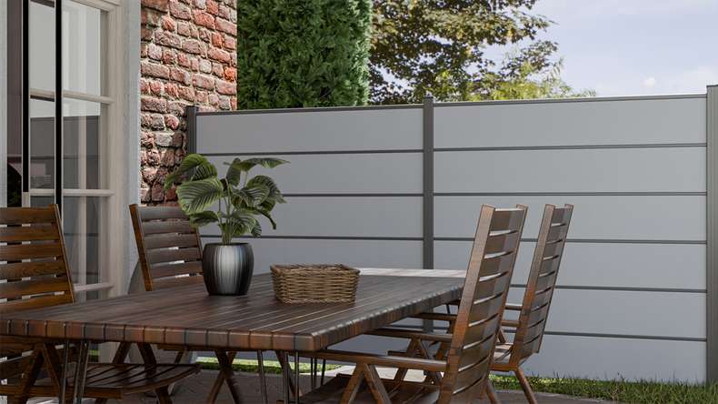 planeo Gardence Simply Premium - PVC-Steckzaun Silbergrau mit Lisenen in Anthrazit 180 x 180 cm