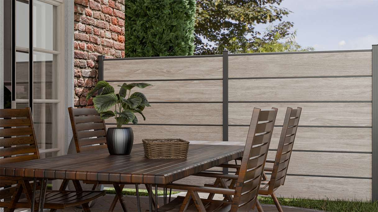 planeo Gardence Simply Premium - PVC-Steckzaun Sheffield Oak light mit Lisenen in Anthrazit 180 x 180 cm