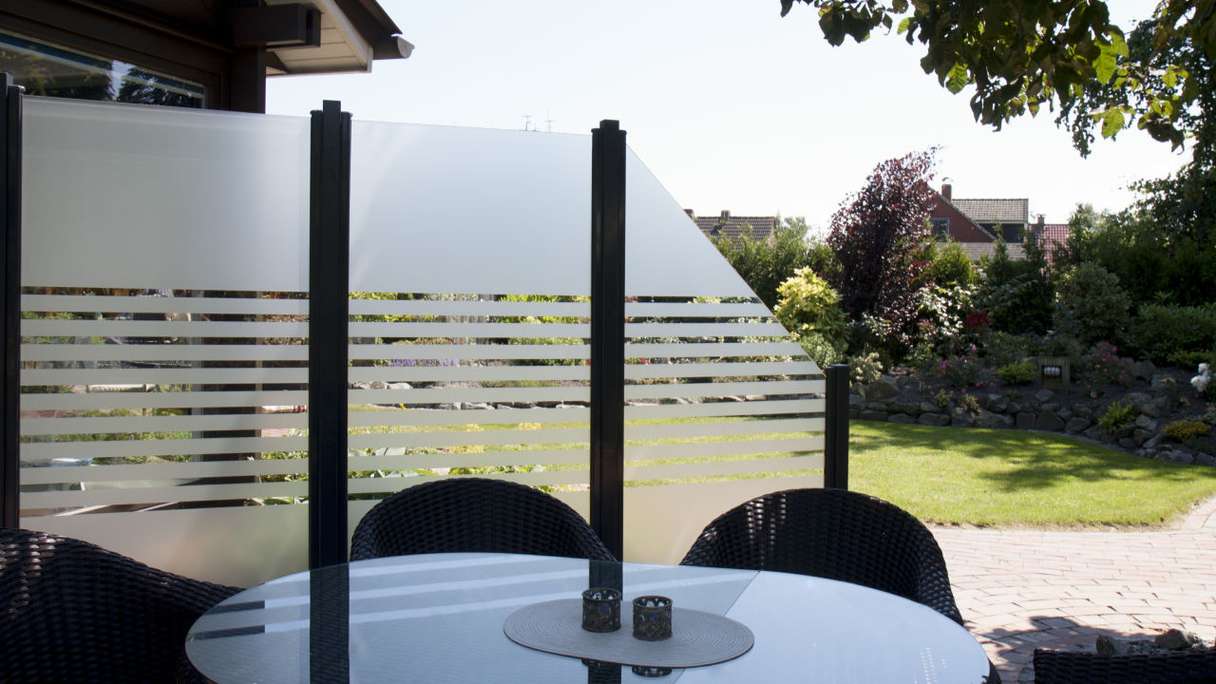 planeo Gardence Flair - Glas-Sichtschutz Hochkant Streifen