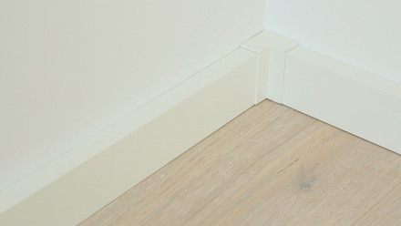 Innenecke selbstklebend für Fußleiste F100201M Modern Weiß 18 x 50 mm - 4St. (9062262001)